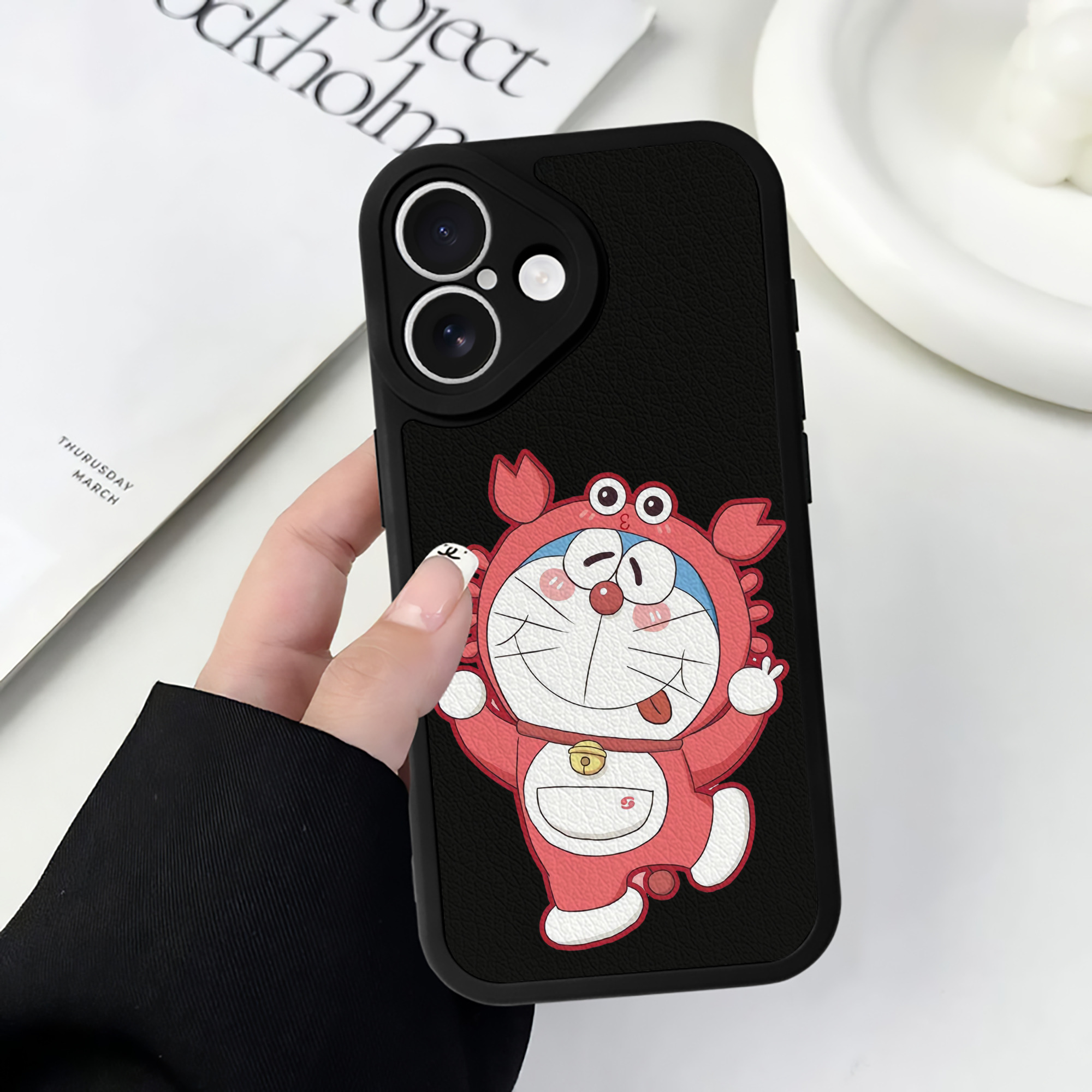 （画像用） ドラえもん Doraemon 【iPhone 16シリーズ対応】シリコンスマホケース（レザー調） 材質：シリコン